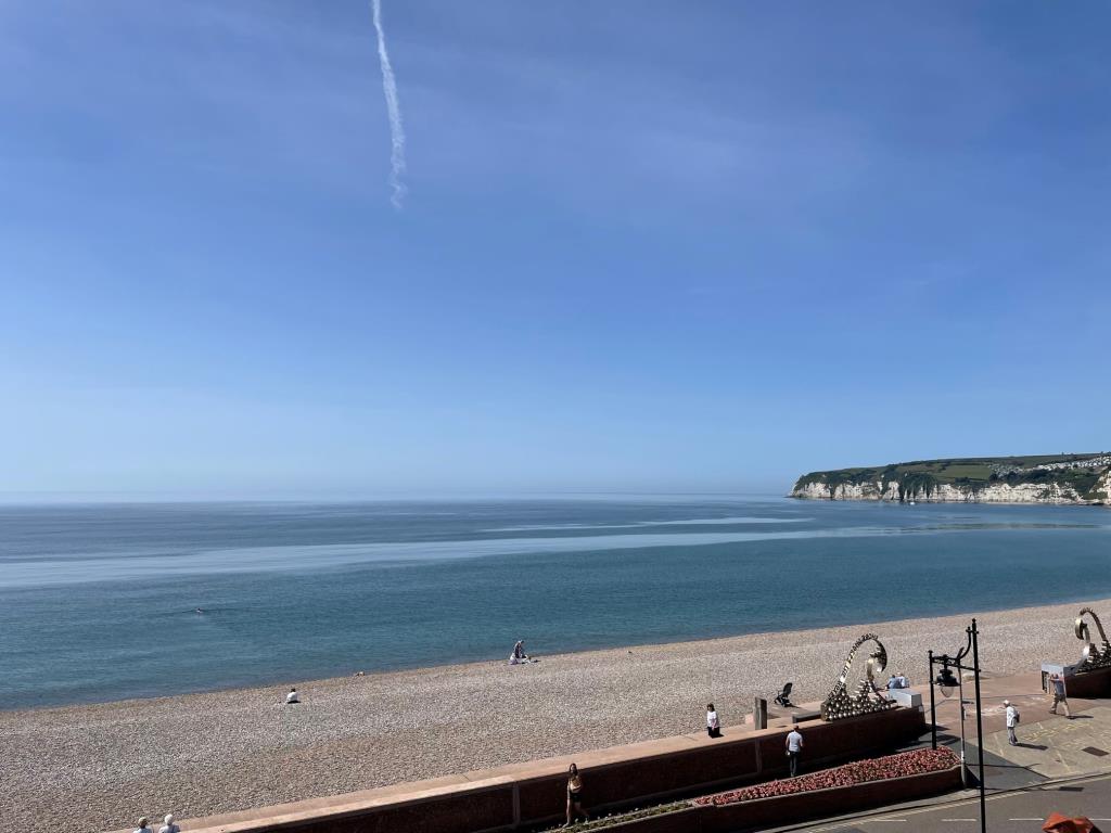 Lot: 84 - SEAFRONT PROPERTY WITH PLANNING FOR REDEVELOPMENT INTO RESTAURANT, BAR AND NINE TWO- BEDROOM APARTMENTS - 